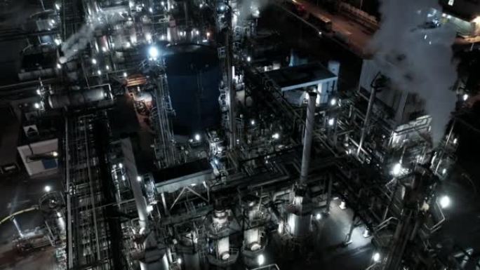 鸟瞰夜光油码头是储存石油和石化的工业设施