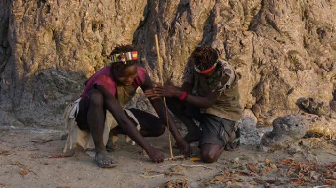哈扎 (Hadza) 狩猎采集者部落成员以传统的方式燃烧坦桑尼亚