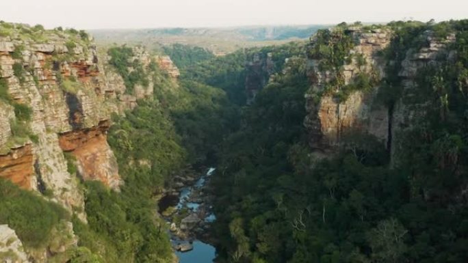南非东开普省Mkambati自然保护区宏伟的Msikaba峡谷的鸟瞰图