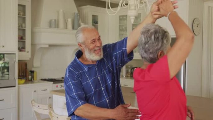 非裔美国老年夫妇在一起呆在家里。