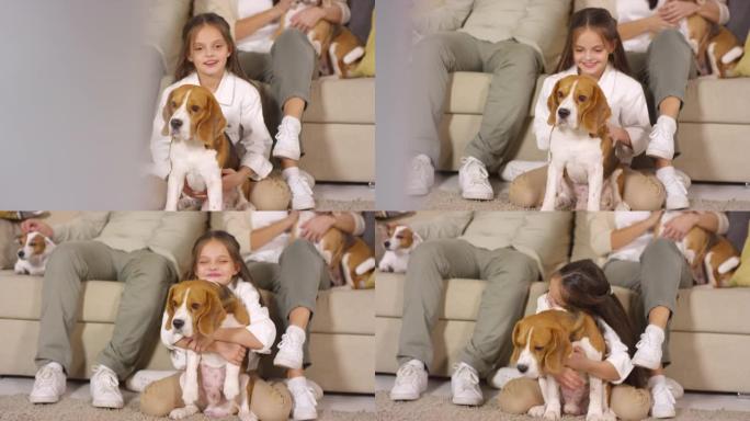 快乐的小女孩拥抱可爱的小猎犬