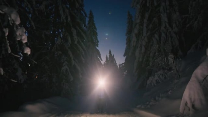 WS远足者在穿越冬冬森林时使用头灯
