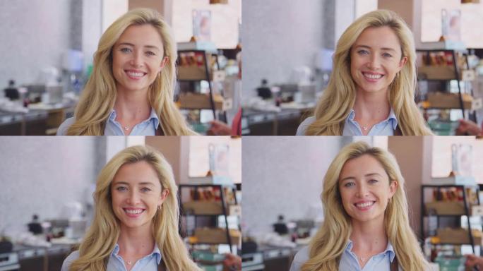 微笑的女老板或工人在咖啡店的头和肩膀肖像-慢动作拍摄