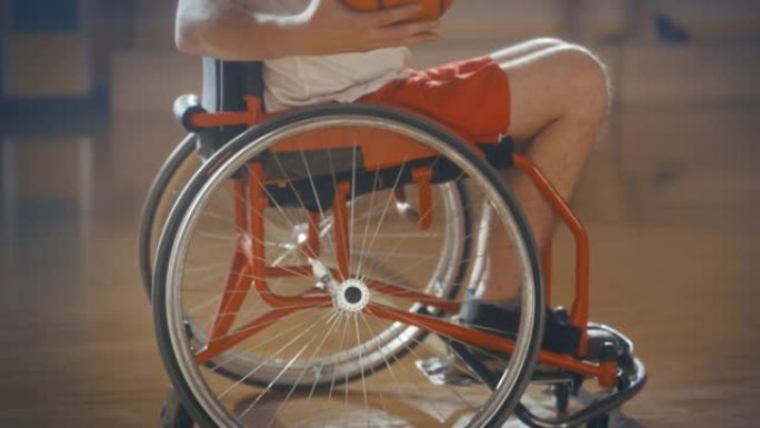 匿名轮椅篮球运动员运球，成功射门，打进完美进球，举手庆祝。残疾获胜者的技能。后续镜头
