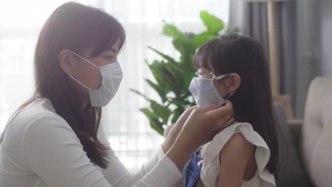 母亲和女儿在医用面部保护面罩