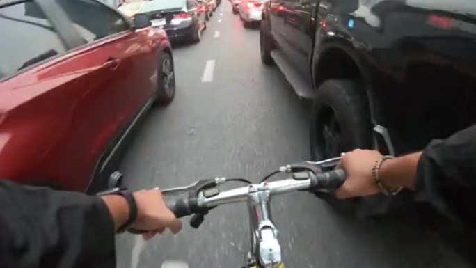 现代人骑着自行车穿越城市。