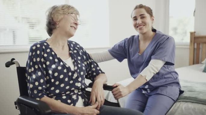 一名女护士和一名老年患者在疗养院的4k录像