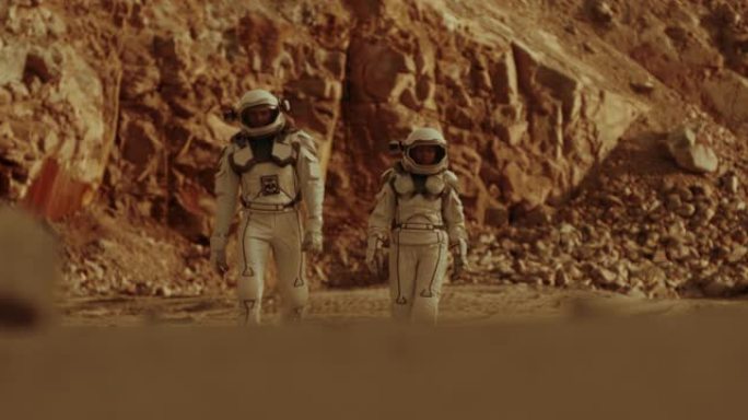 在火星上行走的男女宇航员