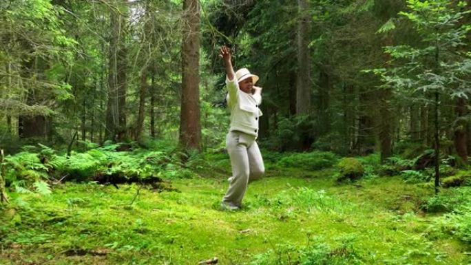一名年轻女子在林地自然风光户外做瑜伽运动