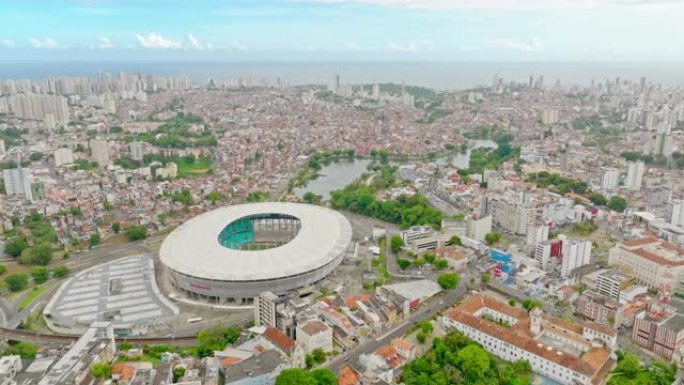 巴西巴伊亚萨尔瓦多市的城市景观和足球场鸟瞰图。