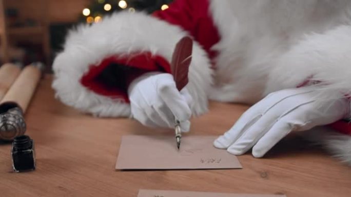 圣诞老人用墨水笔在桌子上的信封上签名，我们在上面看到 “来自圣诞老人” 的铭文