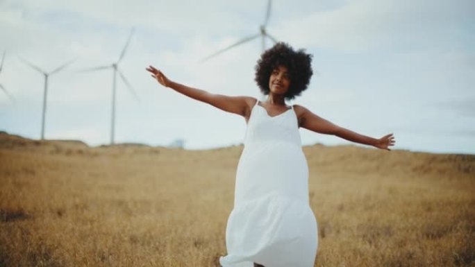 清洁能源和多样性发电风场大风车背景长裙女