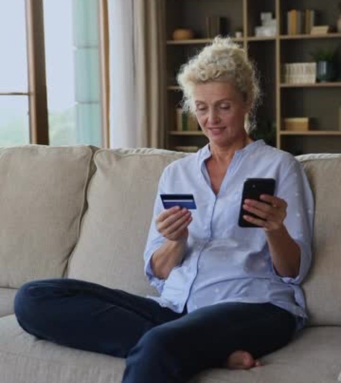 快乐成熟的购物者使用信用卡在线购买
