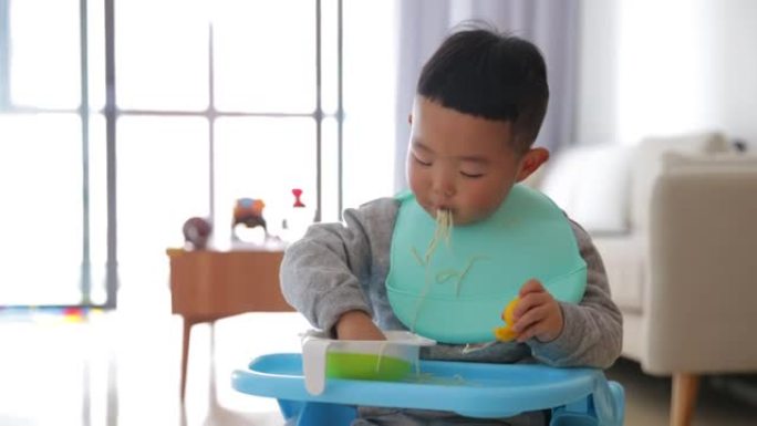 亚洲儿童在家吃面居家家居家庭吃饭