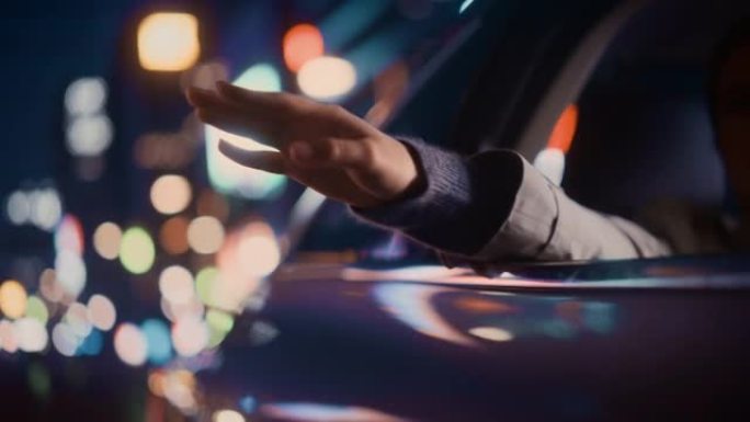 女性晚上坐出租车后座回家。乘客在城市街道上开着霓虹灯标志的汽车时，在窗外放松并握住她的手。电影镜头。