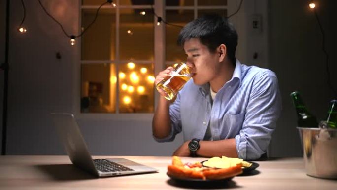 男子在家与朋友视频在线喝啤酒
