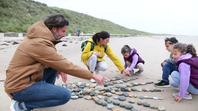 在沙滩上制作艺术石头石子沙滩