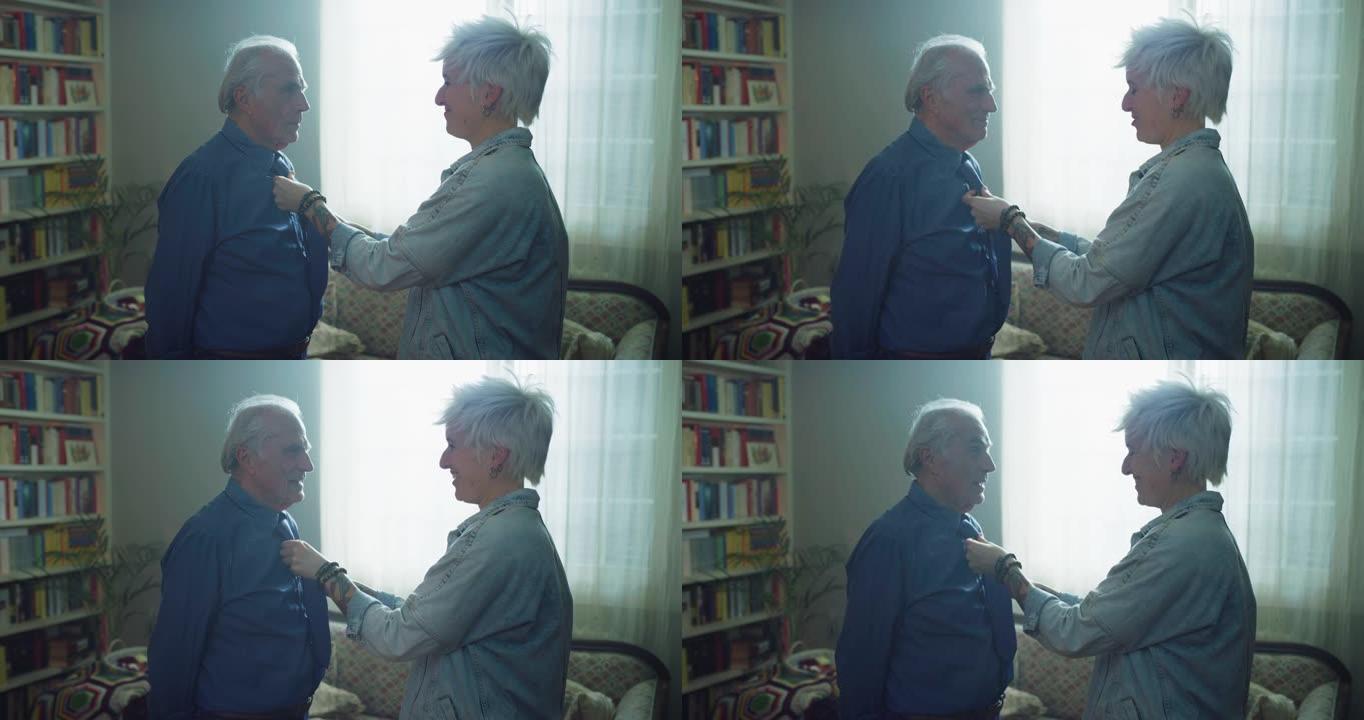 电影拍摄的《快乐的孙女》 (happy孙女) 在家里的客厅里与她的白发祖父打成领带。概念: 生活，祖