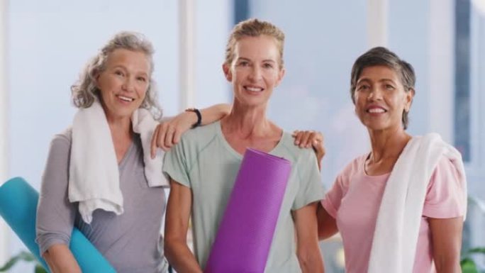活跃的成熟女性准备在健身室进行瑜伽练习。一群自信而微笑的女士的肖像感到开朗，满足和兴奋，享受轻松的锻