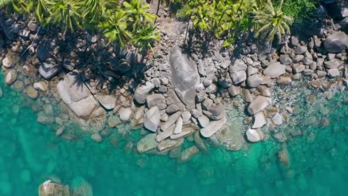 热带海滩的俯视图和海浪和梦幻般的岩石海岸的鸟瞰图。俯视图海浪。自然景观电影拍摄概念。