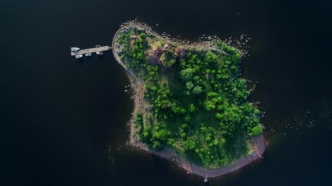 无人机在宏伟的岛屿上鸟瞰，森林遍布海洋或海洋