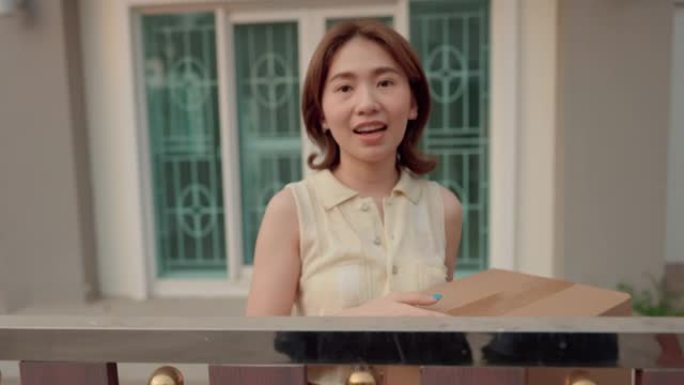 微笑快递为客户运送货物。