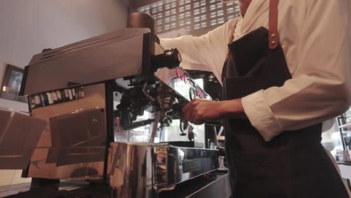 咖啡师在咖啡馆用咖啡机械准备咖啡