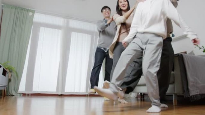 亚洲家庭趣味舞蹈好温暖时间派对游戏检疫活动。