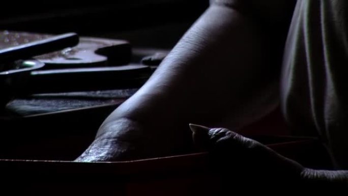 一个女人的手在铸铁平底锅上调味。特写。