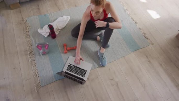 女人坐在家里使用笔记本电脑