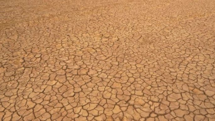 空中: 长期干旱造成的干燥土地和裂缝土壤的鸟瞰图