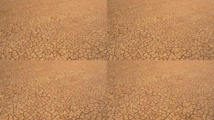 空中: 长期干旱造成的干燥土地和裂缝土壤的鸟瞰图