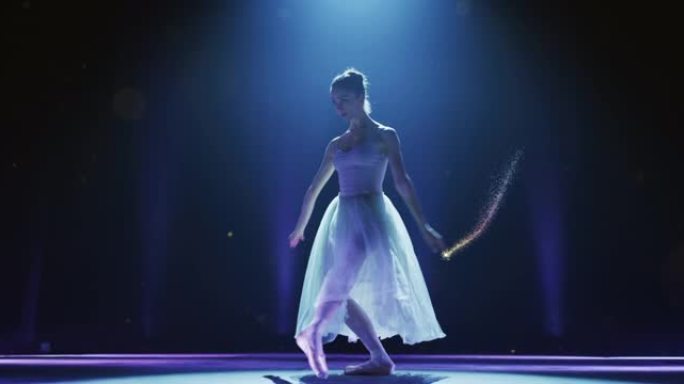 一位年轻优美的古典芭蕾舞女舞者穿着白色芭蕾舞短裙的电影拍摄，在演出开始前，他在经典剧院舞台上用聚光灯
