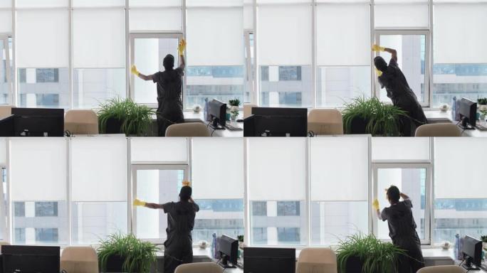 用除尘器擦拭窗户的男性清洁剂