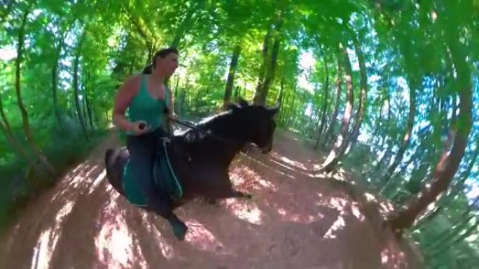 自拍照: 运动的白人妇女在风景秀丽的森林小径上骑马疾驰。