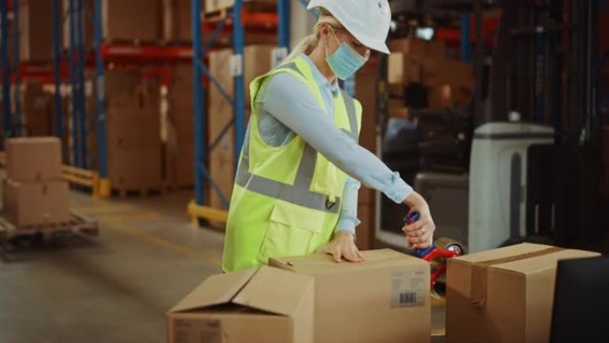 在零售仓库专业工人戴着面膜包装包裹，用胶带分配器密封的纸板箱准备装运。送货配送中心摆满了货架的产品