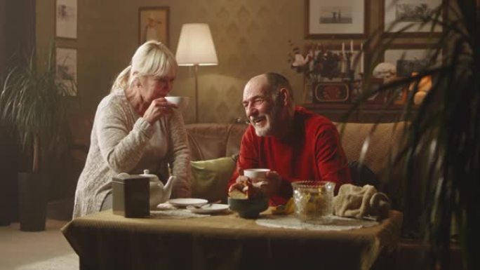 老年夫妇早上喝茶聊天