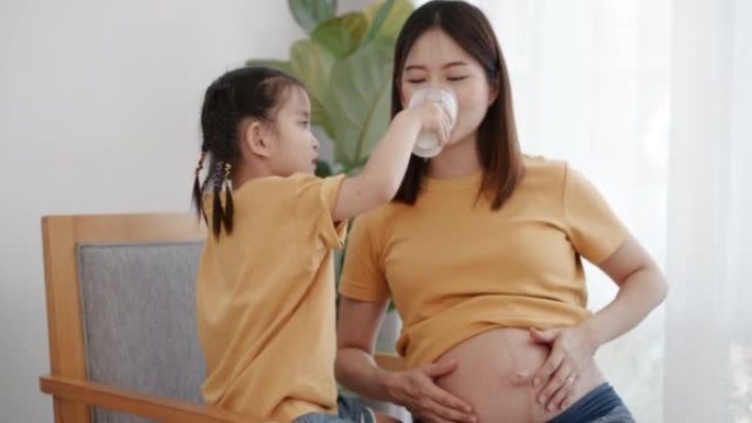 怀孕的母女为姐姐喝牛奶