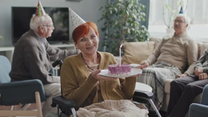 轮椅上有生日蛋糕的高级女性肖像