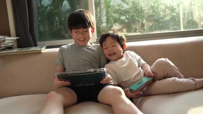 哥哥看着平板电脑，一个哥哥打电话给弟弟看他的平板电脑，表达了兄弟分享的爱