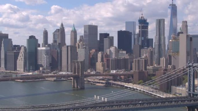 空中: 通往纽约市中心的曼哈顿和布鲁克林大桥的直升机拍摄。