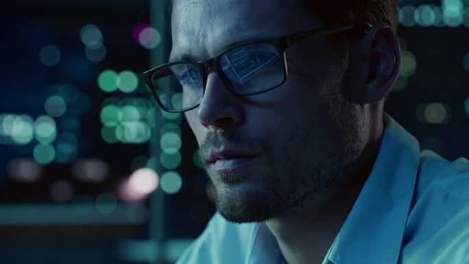 晚上，英俊的初创数字企业家在计算机上工作的肖像，眼镜上反射的代码行。开发人员致力于使用AI算法使用大