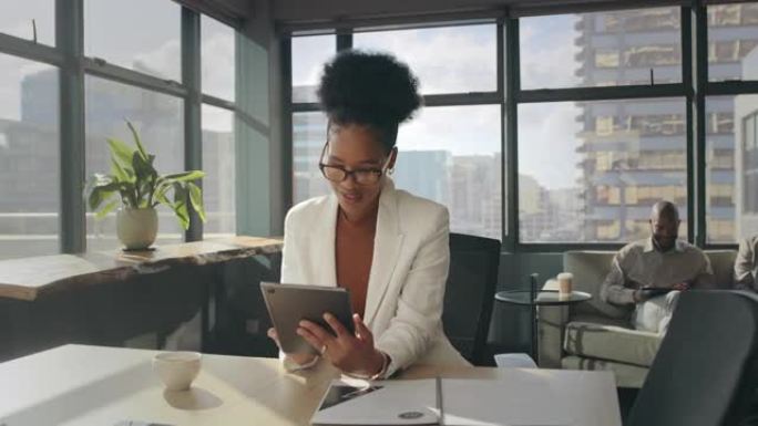放松，平板电脑和商务女性在办公室的管理，计划和议程窗口。互联网，技术，数字与黑人女性员工一起在咖啡休