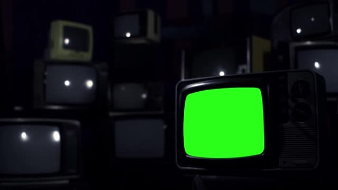 古董电视机打开和关闭绿色屏幕和彩条。深蓝色调。放大。