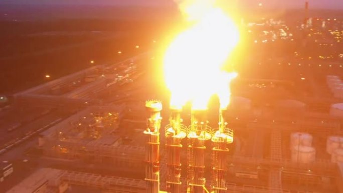 天然气在夜间被炼油厂的火炬堆烧毁