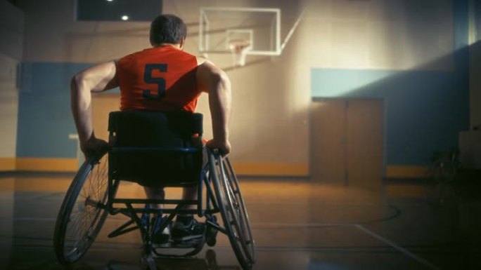 轮椅篮球运动员像职业运动员一样运球，成功射门。在团队运动中表现出色的残疾人的决心，动机。后视图，慢动