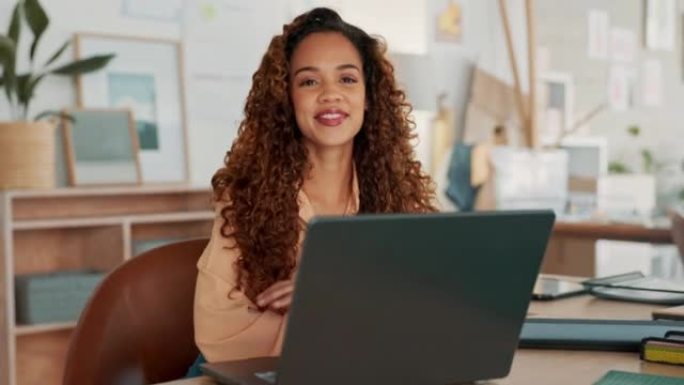 商业，快乐的黑人妇女和笔记本电脑计划报告或在线电子邮件交流。公司办公室的公司女孩微笑肖像，研究策略开