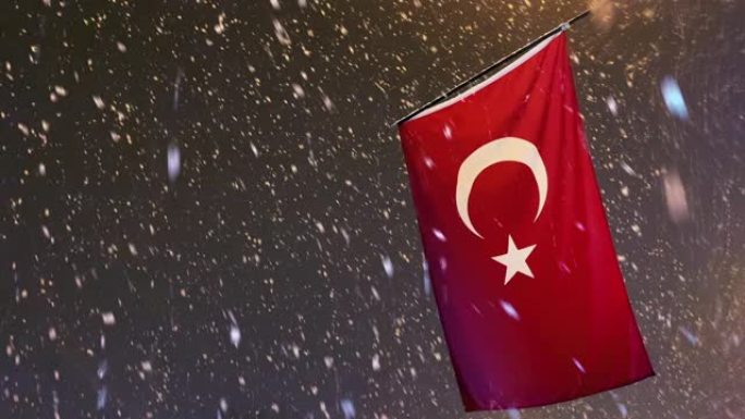 土耳其国旗的慢动作，晚上雪花飘落