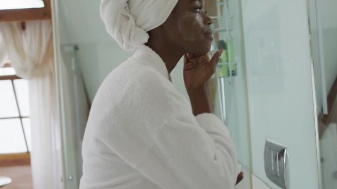 非裔美国美女在浴室涂面霜