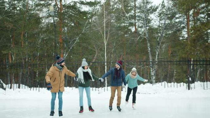 冬日快乐青年滑冰的慢动作在公园里说笑
